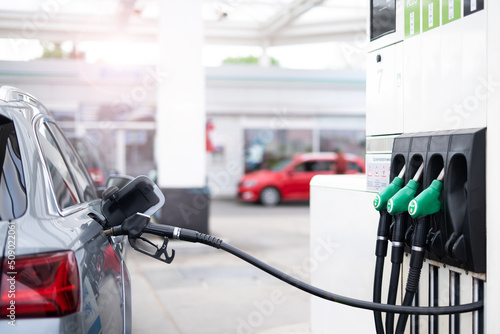 Schilderij op canvas Tanken an einer Tankstelle, Auto wird mit einer Zapfpistole betankt