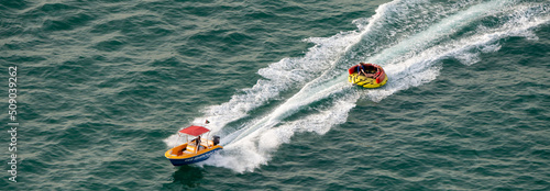 Photography Motorboot zieht ein Wasserrad, Wasserspaß auf den Wellen in Dubai