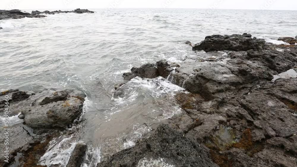 깨끗한 바다의 부서지는 파도