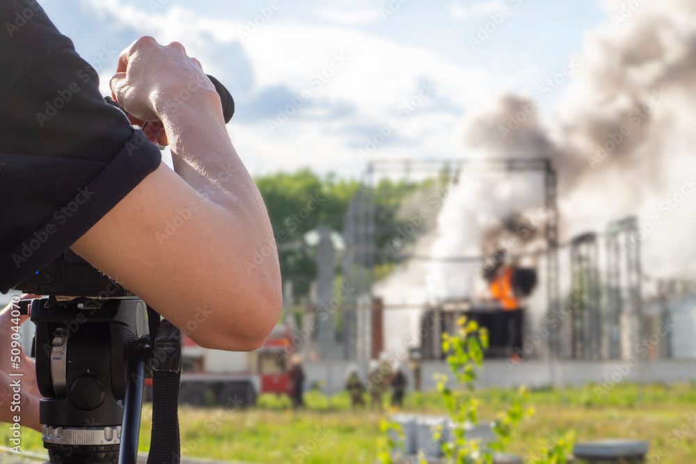 Obraz premium Video reporter on fire