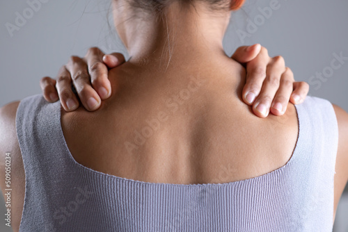 Fotografie Asian woman has shoulder pain