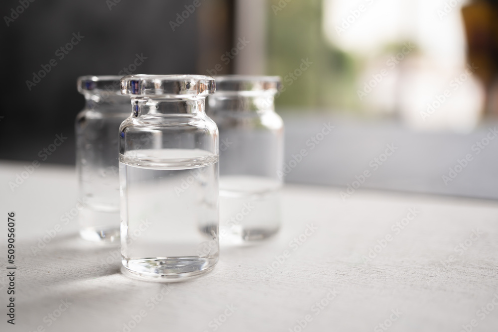 tres frascos de vidrio pequeños con un poco de agua limpia