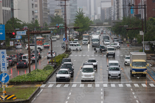 梅雨の時期の朝通勤道路の風景 photo