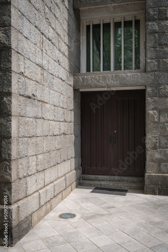 After passing through the entrance of the old cathedral, stone walls and wooden doors, you enter the old cathedral © Heuiseong