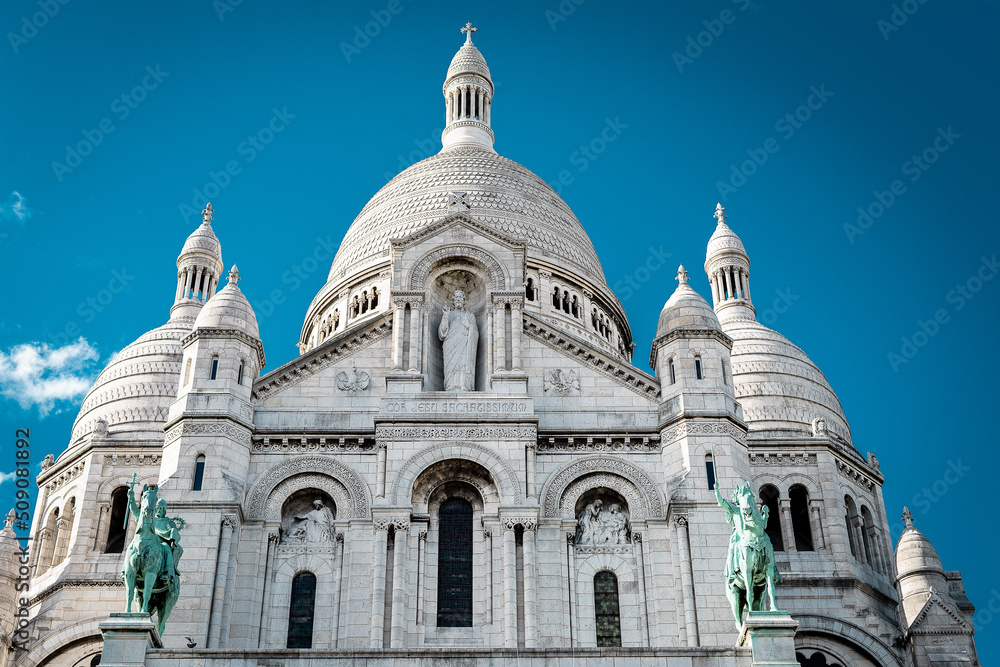 Vue extérieure de la Basilique du Sacré-Coeur à Montmartre sous un ciel bleu et clair, à Paris, France. Europe.