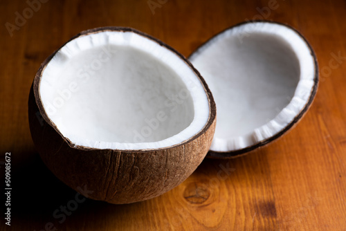 硬いオールドココナッツの実を割って中身の固形胚乳を取り出す