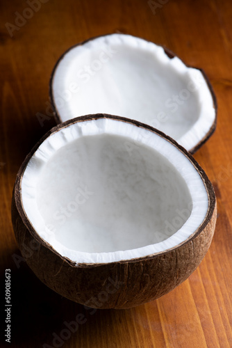 硬いオールドココナッツの実を割って中身の固形胚乳を取り出す