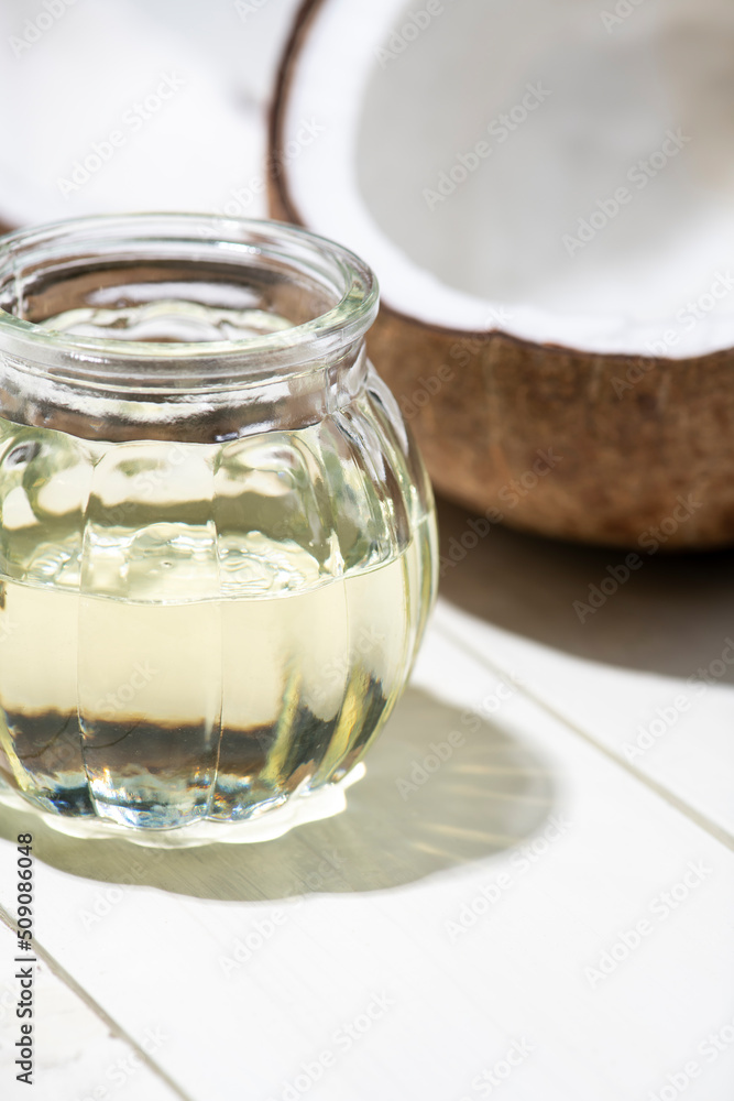 割られたココナッツから見える胚乳とココナッツオイル 割られたココナッツから見える胚乳とココナッツオイル