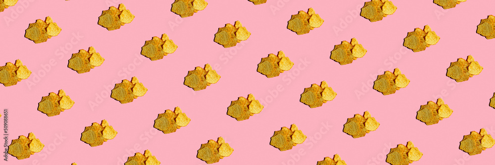 Naklejka premium Potato chips background on pink background