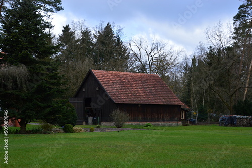 Historische Scheune im Frühling im Dorf Benzen, Niedersachsen