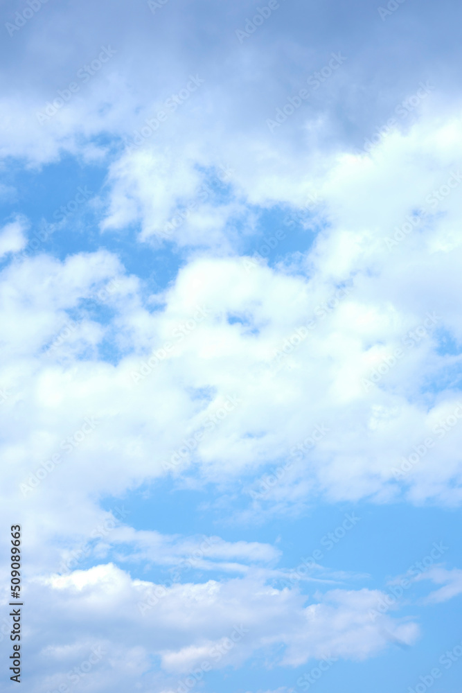 Naklejka premium 雲の多い空