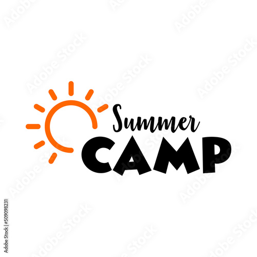 Texto manuscrito Summer Camp con silueta de sol con líneas para su uso en banner y logotipos en color negro y anaranjado