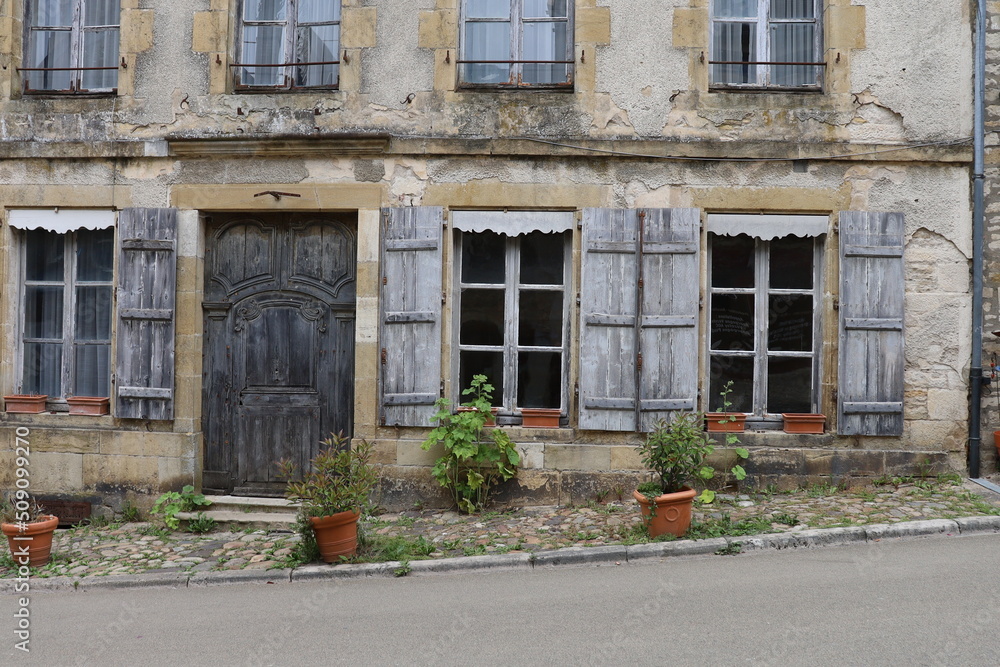 Maison typique, vue de l'extérieur, village de Vezelay, département de l'Yonne, France Maison typique, vue de l'extérieur, village de Vezelay, département de l'Yonne, France