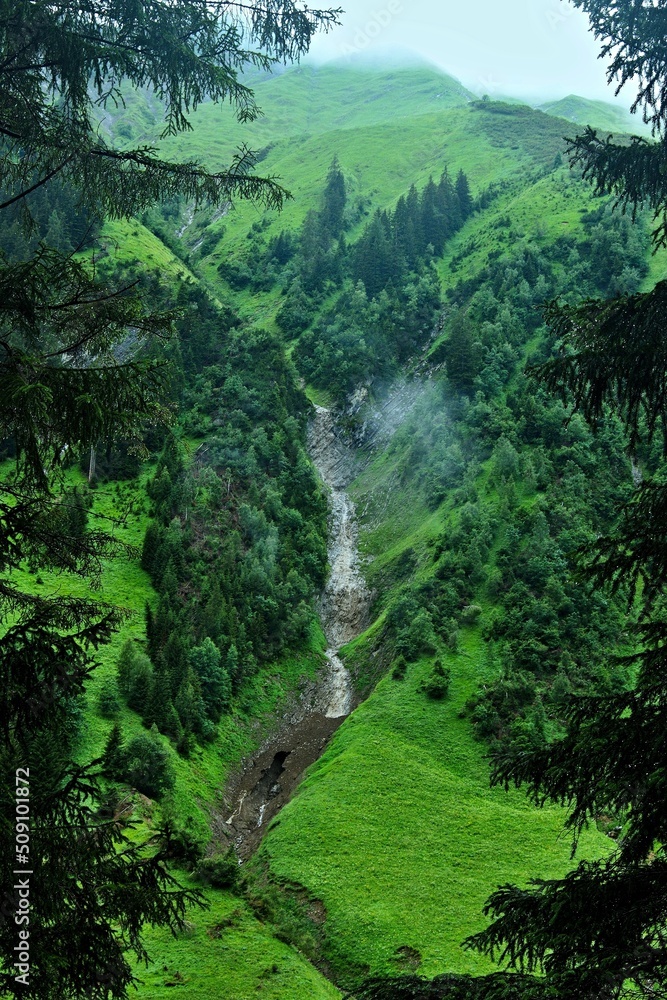 Obraz premium Austrian Alps - view from the Hohenbachtal gorge near the town of Holzgau