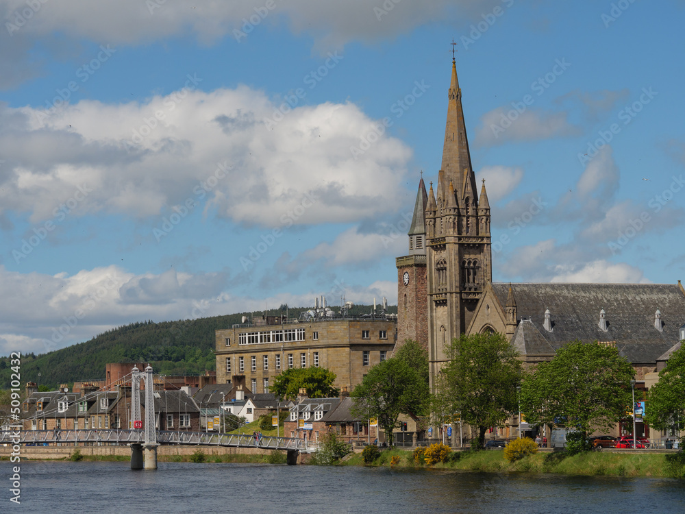 Die schottischen Highlands und die Stadt Inverness