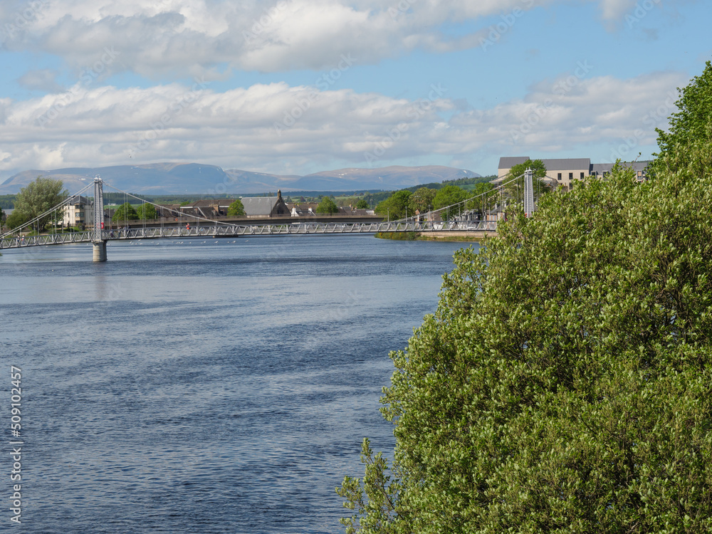 Die schottischen Highlands und die Stadt Inverness