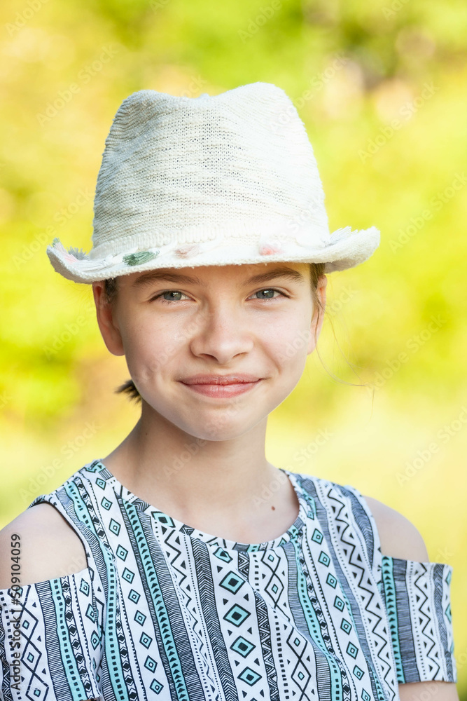Portret dziewczynki w kapeluszu