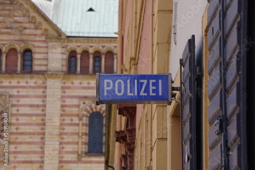 Schild Zeichen Polizei vor alten Gebäuden