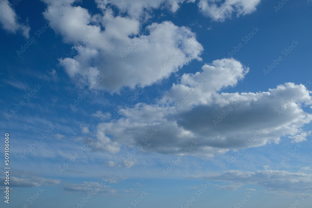 nuages blancs sur ciel bleu