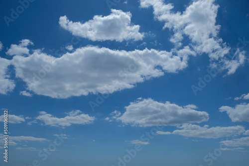 Fototapeta Naklejka Na Ścianę i Meble -  ciel bleu et nuages blancs