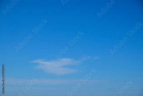 ciel bleu et clair avec peu de nuages