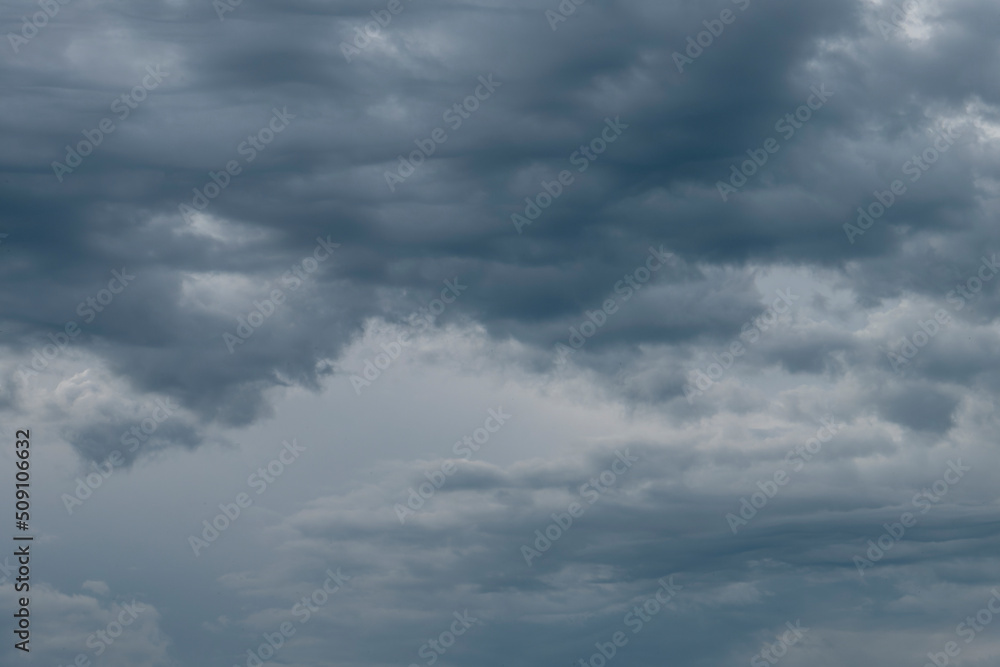 ciel d'orage gris