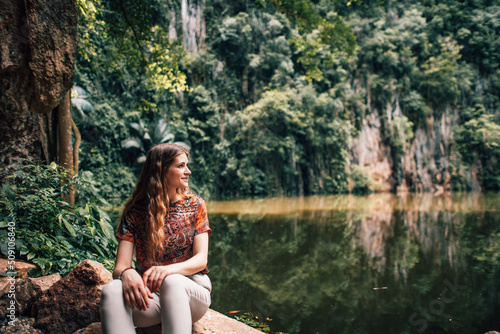 Obraz na plátně Girl at the lake in ipoh Malaysia
