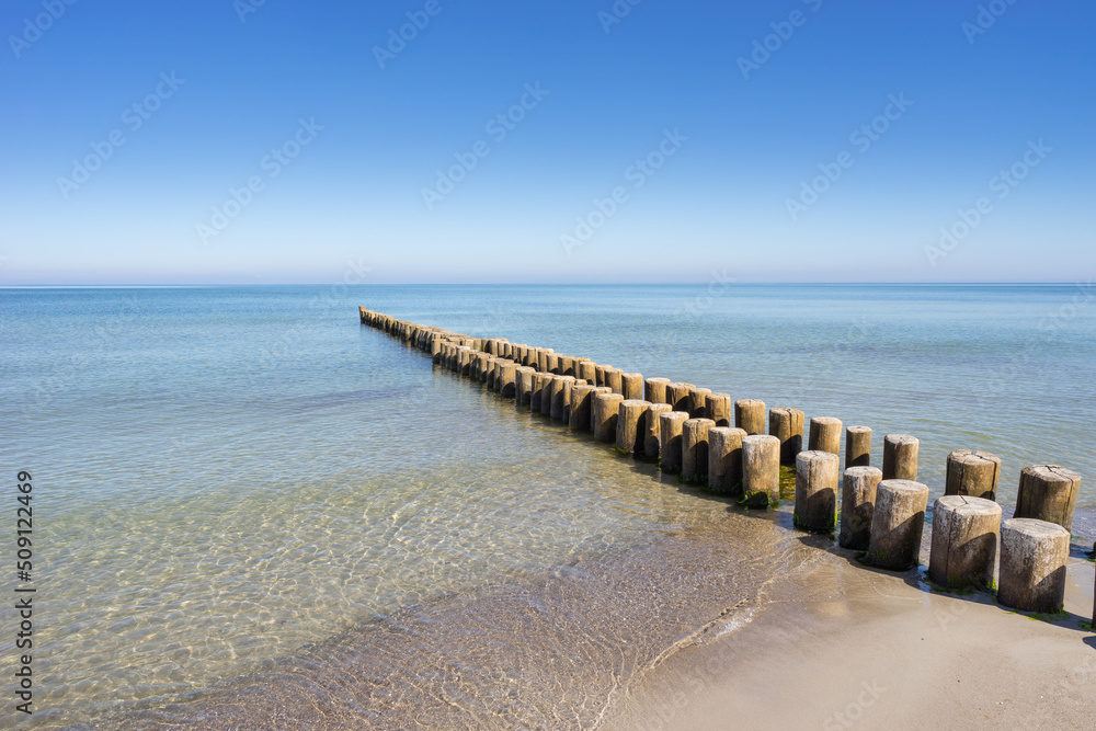 Blick vom Strand auf die ruhige Ostsee