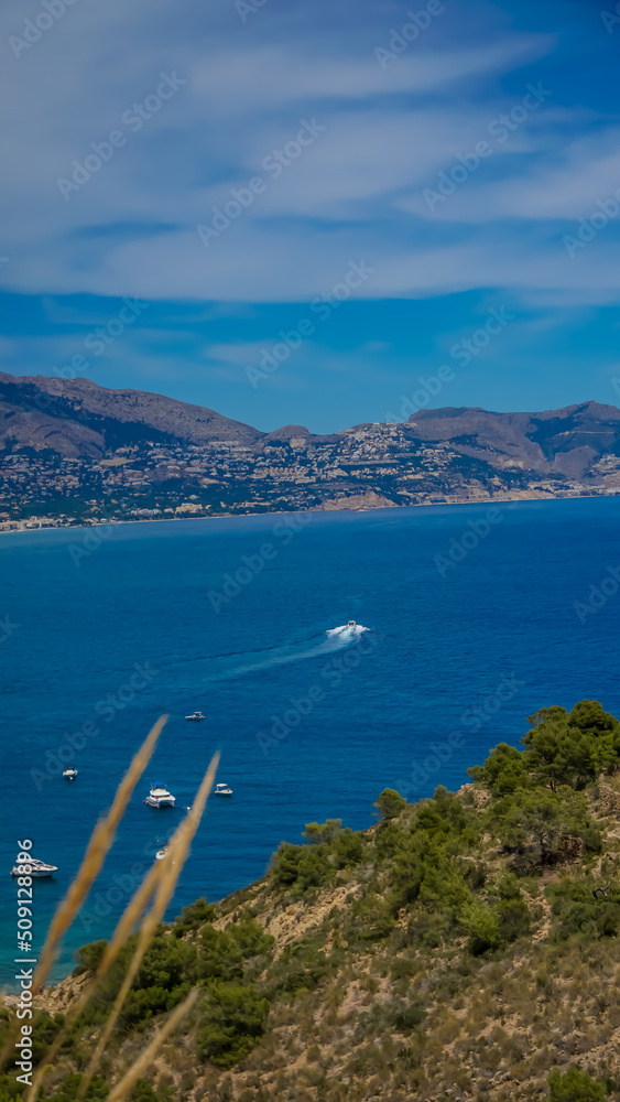 Naklejka premium Calas de fondeo de embarcaciones de recreo en Altea