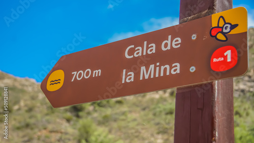 Cartel indicativo de entrada a la cala de la Mina en el parque natural de Sierra Helada © Tonikko