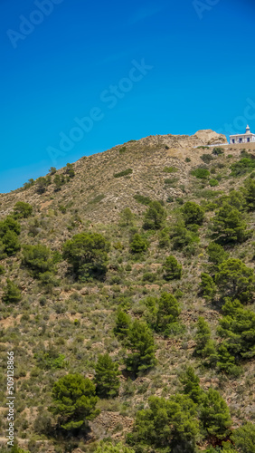 Parque natural y protegido de Sierra Helada o Serra Gelada en la parte este frente a la Bahía de Altea y con el faro de Playa del Albir