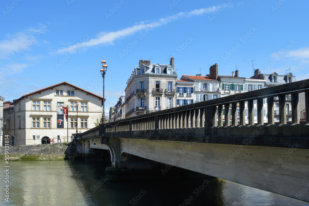Pont Marengo qui enjambe la Nive, au centre ville de Bayonne, au Pays Basque