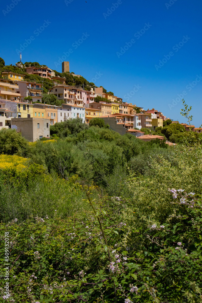 Scorci del paese di Posada e il suo castello delle Fave, provincia di Nuoro, Sardegna 