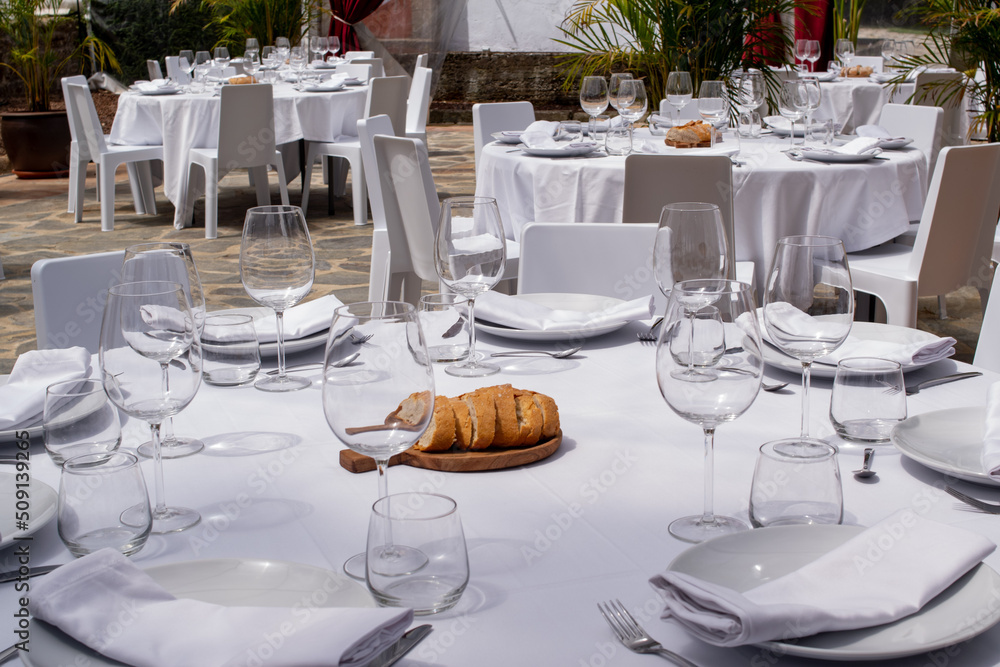 Mesa con cubiertos de restaurante, Mesa con cubiertos de restaurante,