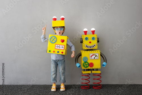 Canvas-taulu Happy child with robot have an idea