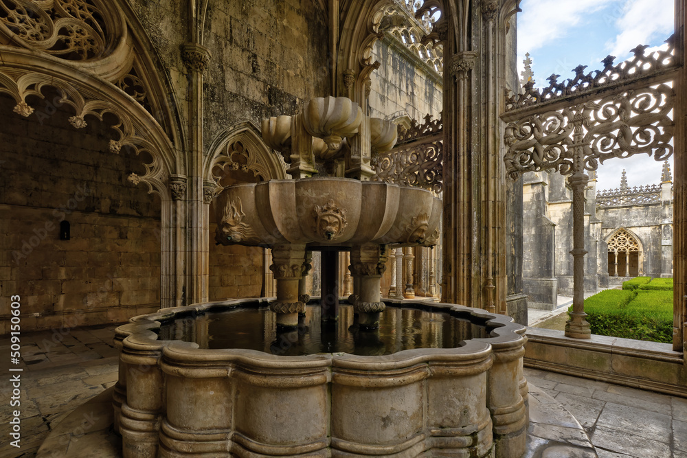 the Claustro Real, this work of Mateus Fernandes consists of a fountain in Batalha monastery, Portugal