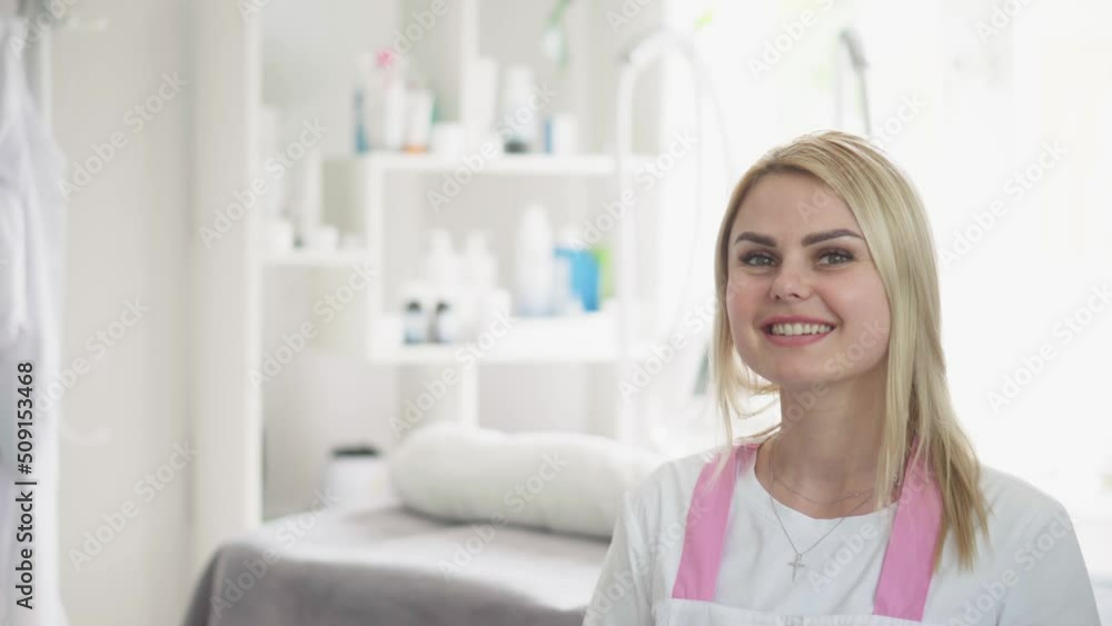 Cosmetologist smoothes wrinkles with microcurrent. Hardware procedure in cosmetology. Peeling, phonophoresis, massage and facelift in a beauty clinic. Cosmetologist smoothes wrinkles with microcurrent. Hardware procedure in cosmetology. Peeling, phonophoresis, massage and facelift in a beauty clinic.