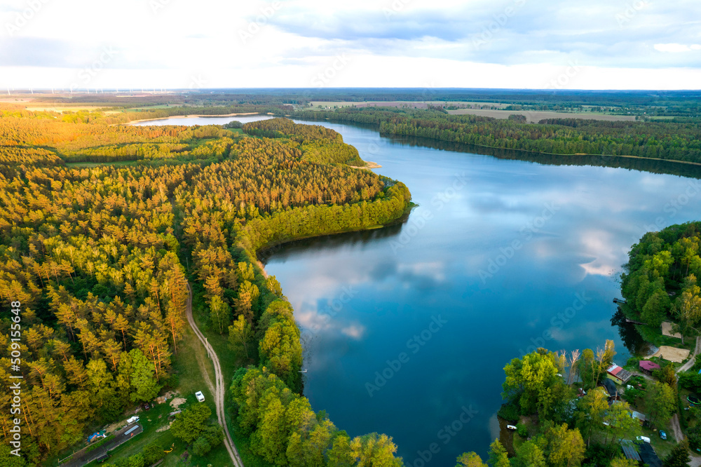Widok z góry jezioro Wierzchowo w Polsce. Zielony las otaczający jezioro i czysta niebieska woda Krajobraz wiejski w Polsce. - obrazy, fototapety, plakaty 