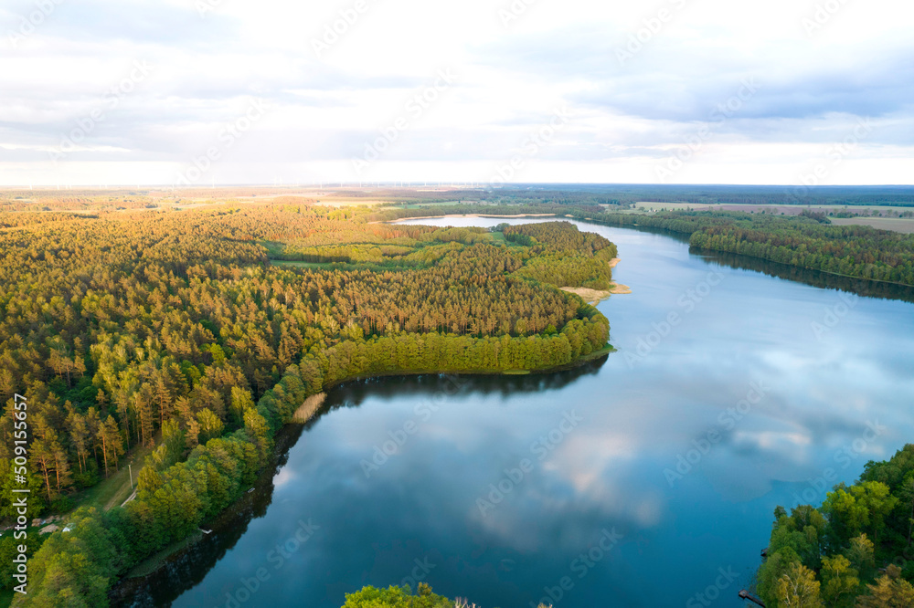 Widok z góry jezioro Wierzchowo w Polsce. Zielony las otaczający jezioro i czysta niebieska woda Krajobraz wiejski w Polsce.