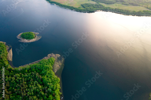 Widok z góry jezioro Wierzchowo w Polsce. Zielony las otaczający jezioro i czysta niebieska woda Krajobraz wiejski w Polsce. © hunter76