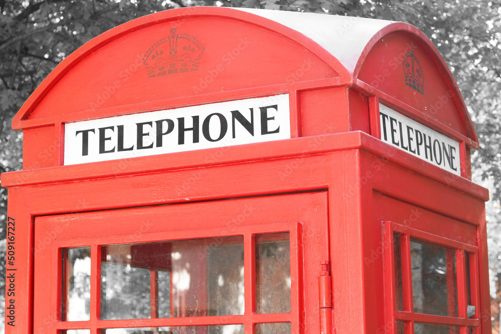 black-and-white-photo-with-red-telephone-booth-in-classic-english-style