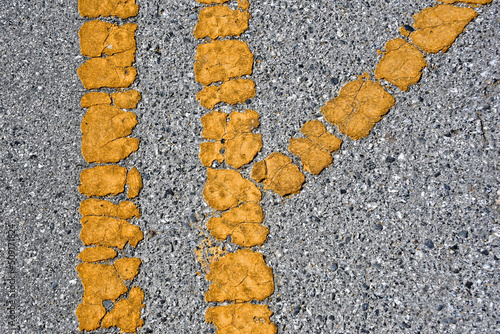 Obraz na plátně Double yellow line and divergent line