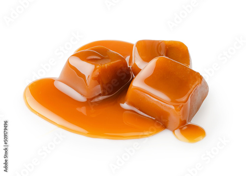 Papier peint Caramel cubes with caramel sauce isolated on white background.