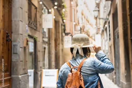 Canvas Print Latin tourist on vacation in the Gothic Quarter of Barcelona (Spain), travel concept