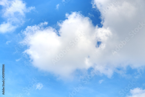 Eine Wolke in Herzform am blauen Himmel. Ein Herz aus Wolken am blauen Himmel.
