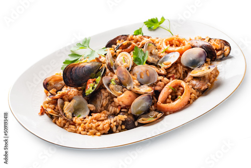 Vassoio con risotto alla pescatora isolato su fondo bianco, cibo mediterraneo 