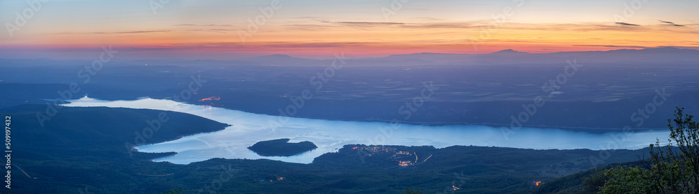 Vue panoramique du Lac de Sainte-Croix en fin de journée en France