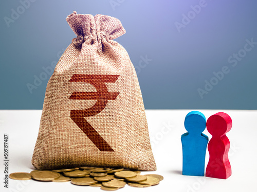 Foto Couple figurines and indian rupee money bag