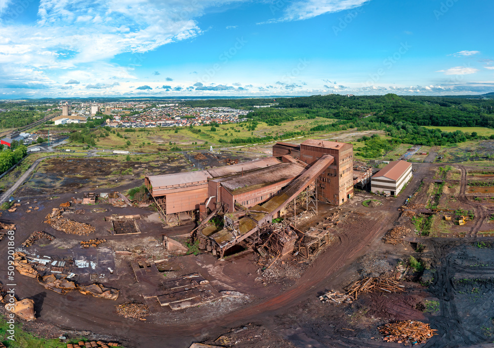 Die Verbrennung fossiler Energieträger ist die Hauptquelle für den Anstieg der Treibhausgaskonzentrationen in der Erdatmosphäre und damit der menschengemachten globalen Erwärmung. Die Verbrennung fossiler Energieträger ist die Hauptquelle für den Anstieg der Treibhausgaskonzentrationen in der Erdatmosphäre und damit der menschengemachten globalen Erwärmung.