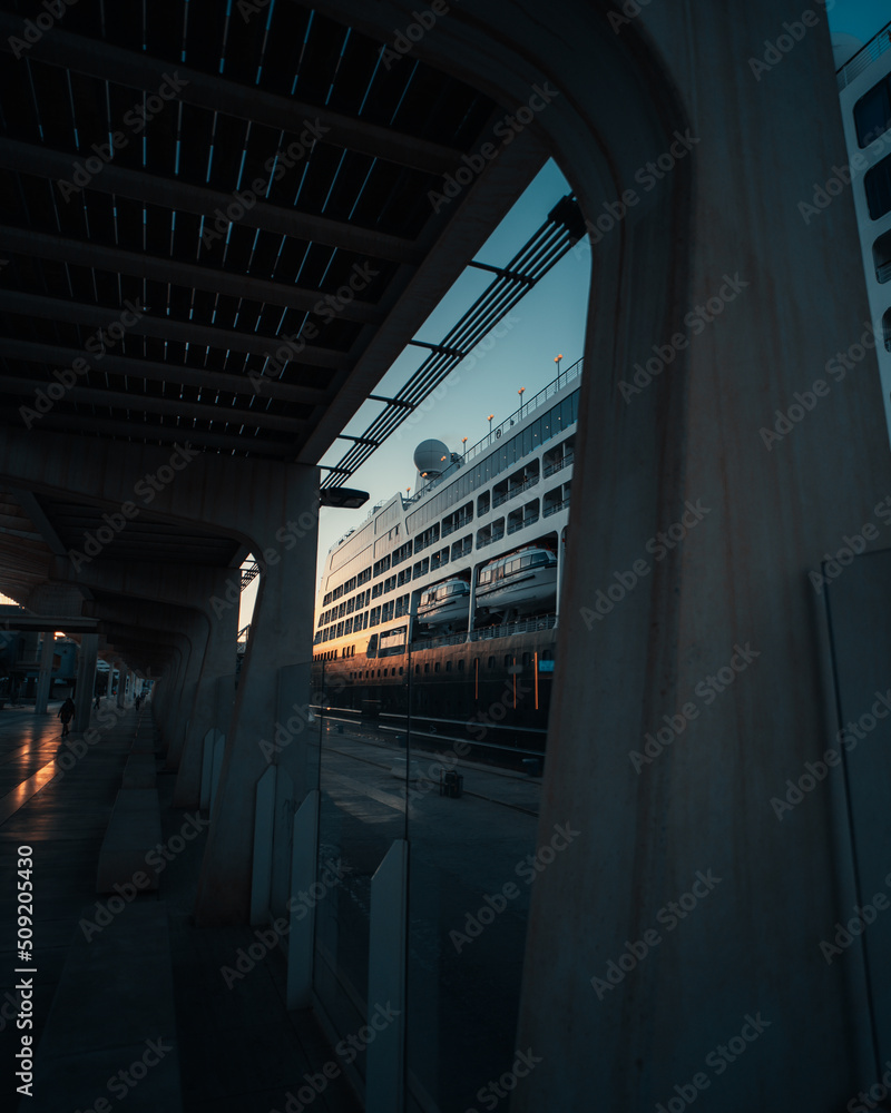 Llegada de crucero al Puerto de Málaga al amanecer Llegada de crucero al Puerto de Málaga al amanecer